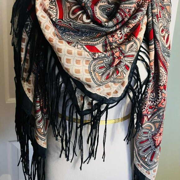 Vintage Bohemian Fringe Shawl — Paisley & Geometric Fusion (130 × 130 cm) - Picture 14 of 16